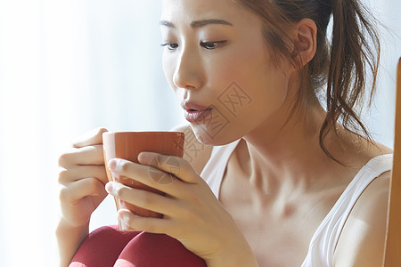 供给户内数量的损失一个女人喝一杯图片