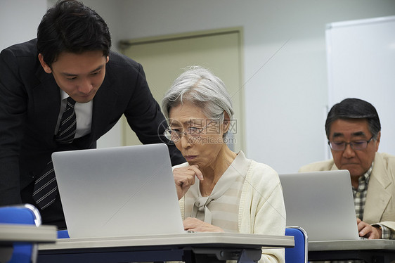 计算机男演讲高级参加讲座图片