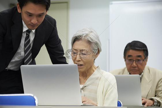 电脑室教学70几岁高级参加讲座图片