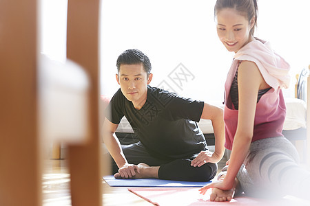 亚洲人训练异夫妇在家做健身的夫妇图片