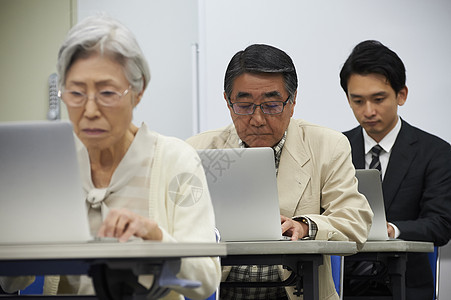 学费男人严重的高级参加讲座图片