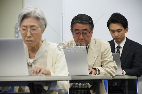 学费男人严重的高级参加讲座图片