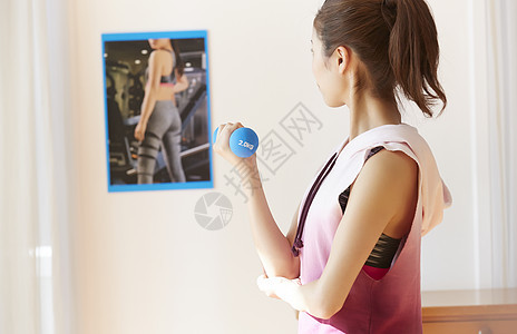 人物运动练习在家做健身的妇女图片