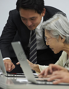 男子询问个人计算机高级参加讲座图片