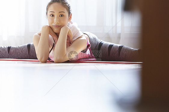 瑜珈瑜伽垫肌肉在家做健身的妇女图片