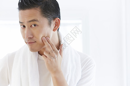 人类使湿润男人们有皮肤护理的男士图片素材
