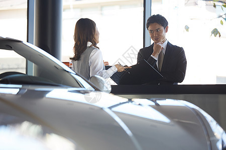 汽车4s店内的销售员与顾客图片