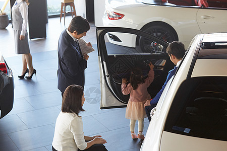 四轮马车驾驶员座椅销售人员考虑汽车经销商购买的家庭图片