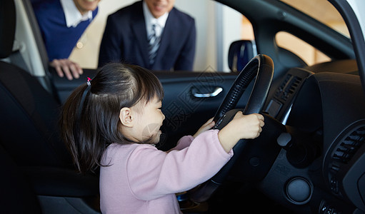 交通工具促销年轻的女孩来到商店的汽车经销商驾驶员座位上的女孩图片