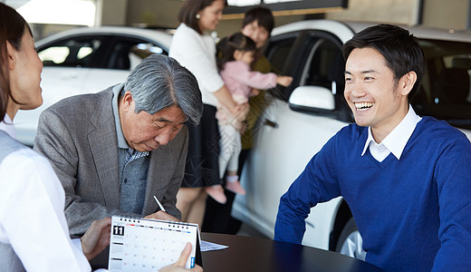 日本人展示留白汽车经销商业务谈三代家庭图片