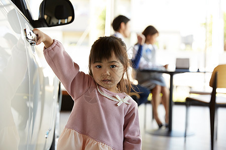 年轻的女孩女人有家庭的人汽车经销商家庭女孩画象图片