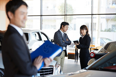 一家人来到汽车4s店购买汽车图片