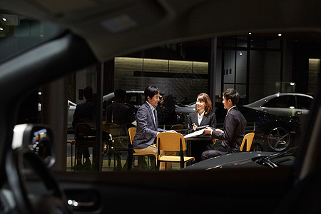 女二手车日本人汽车经销商夜间会议图片