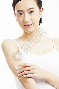 手臂涂抹乳液的气质女性图片