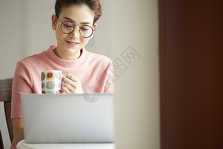 拿着水杯的年轻女性图片