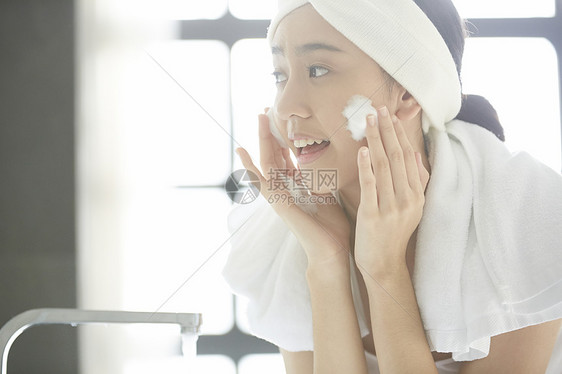 洗脸洁面的少女图片