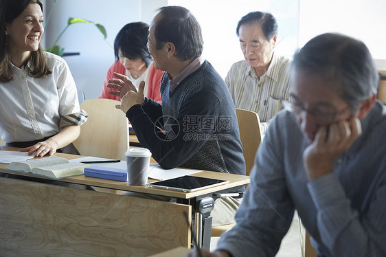 人类微笑六十年代高级人员参加英语会话课图片