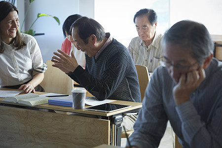 老年的户内男子高级人员参加英语会话课图片