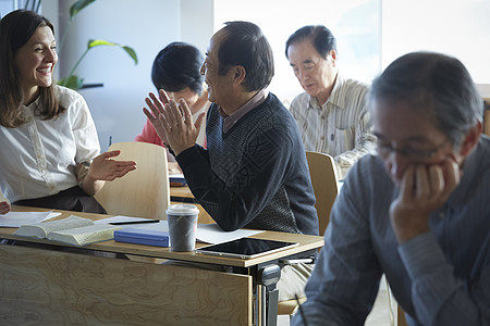 英语会话学校外国人欢闹高级人员参加英语会话课图片