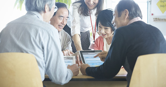 老年的团队英语会话班高级人员参加英语会话课图片