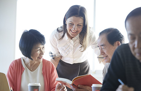 高兴教师西方人高级人员参加英语会话课图片