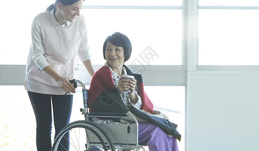 服务业女女生老年人和外国人在照顾图片