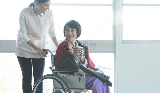 服务业女女生老年人和外国人在照顾图片