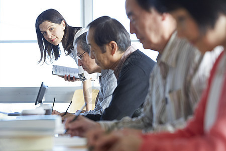 60多岁英语会话班男人们高级人员参加英语会话课图片