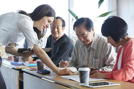 老师笑容教室高级人员参加英语会话课图片