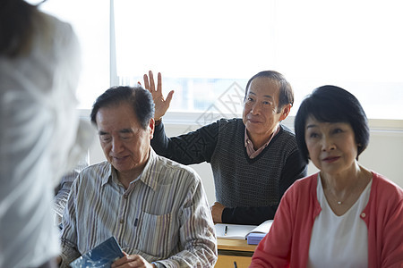 女生品行指导高级人员参加英语会话课图片