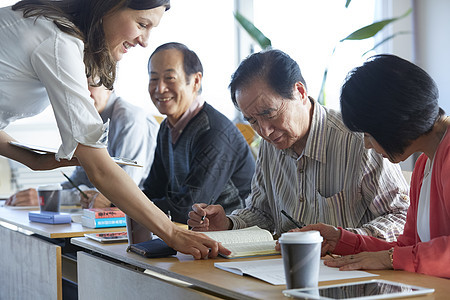 团队笑脸老年人高级人员参加英语会话课图片