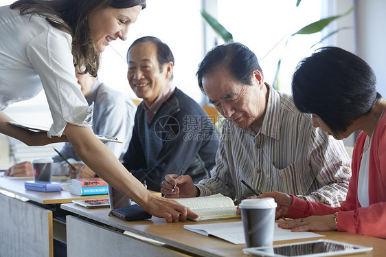 团队笑脸老年人高级人员参加英语会话课图片
