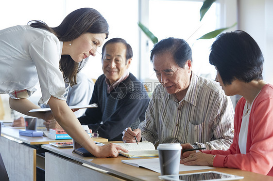 70几岁本国的老人高级人员参加英语会话课图片
