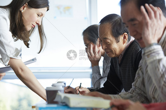 终身学习上课女士们高级人员参加英语会话课图片