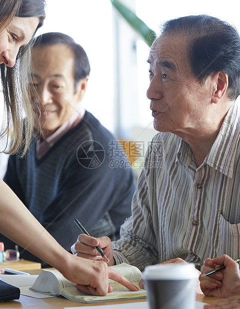 女生男子本国的高级人员参加英语会话课图片