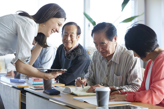 通知白人外语高级人员参加英语会话课图片