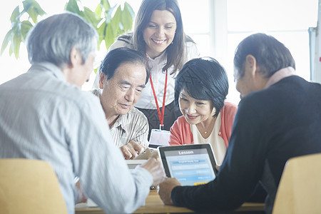 英语会话班伙伴微笑高级人员参加英语会话课图片