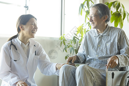 男老人护理老年人和外国人在照顾图片