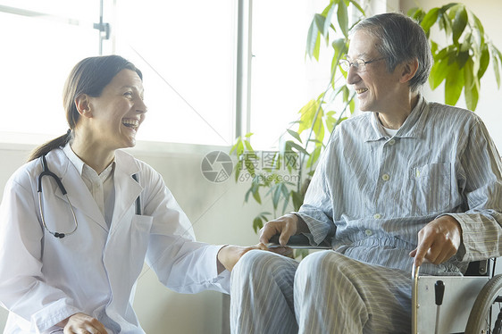 男老人护理老年人和外国人在照顾图片