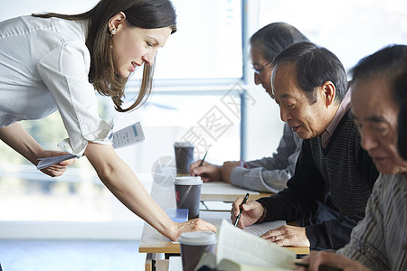 女士们老师女高级人员参加英语会话课图片