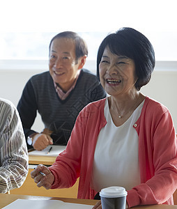 有趣教男人高级人员参加英语会话课图片