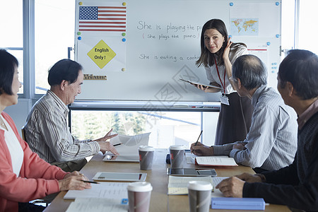 幸福英国人人类高级人员参加英语会话课图片