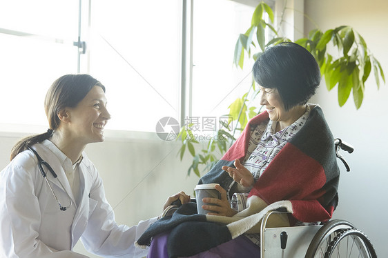 女肖像六十年代老年人和外国人在照顾图片