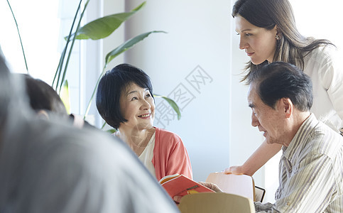 外国人有趣欢快高级人员参加英语会话课图片