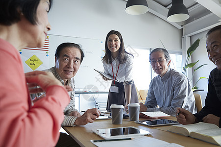 胸像笑脸欢闹高级人员参加英语会话课图片