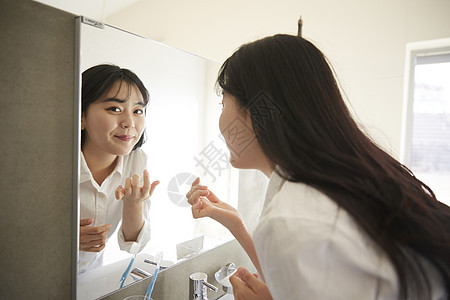 刷牙的女大学生图片