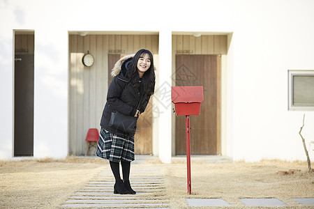 在咖啡店学习的美女大学生图片