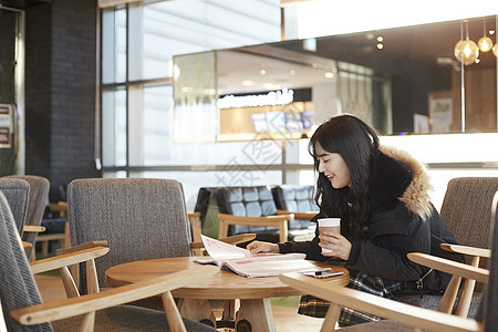 咖啡椅在咖啡店学习的美女大学生背景