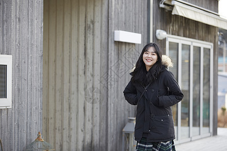 在咖啡店学习的美女大学生图片