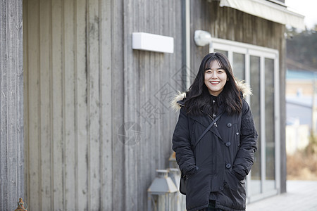 在咖啡店学习的美女大学生图片